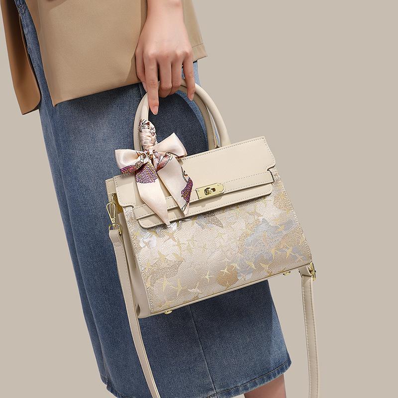Handbag Fashion Versatile Women S Bag New Chinese Style Middle-Aged Large Capacity Mom Bag
Handbag Fashion Versatile Women S Bag New Chinese Style Middle-Aged Large Capacity Mom Bag