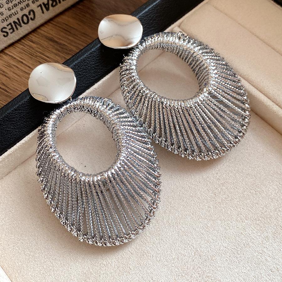 Silver needle hollow oval earrings light luxury high-end stud earrings European and American simple exaggerated temperament fashion earrings women
Silver needle hollow oval earrings light luxury high-end stud earrings European and American simple exaggerated temperament fashion earrings women
