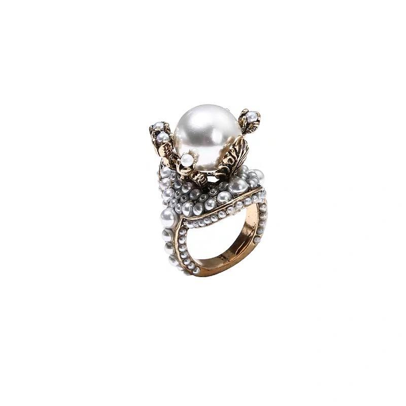 European and American Retro Exaggerated High-end Pearl Flower Ring Internet Celebrity Personality Celebrity Hipster Index Finger Ring Woman
European and American Retro Exaggerated High-end Pearl Flower Ring Internet Celebrity Personality Celebrity Hipster Index Finger Ring Woman