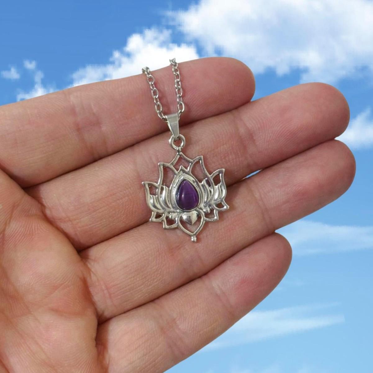 Exquisite Temperament Sliver Color Hollowed-out Purple Opals Lotus Flower Pendant Necklace for Women Yoga Charm Jewelry Gifts
Exquisite Temperament Sliver Color Hollowed-out Purple Opals Lotus Flower Pendant Necklace for Women Yoga Charm Jewelry Gifts