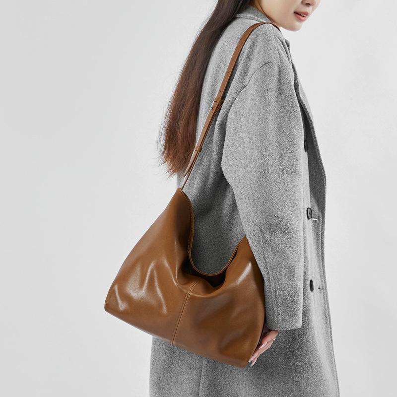 New Cowhide Women s Bag One Shoulder Commuting Bag Large Capacity Spring and Summer Versatile Leather Bag
New Cowhide Women s Bag One Shoulder Commuting Bag Large Capacity Spring and Summer Versatile Leather Bag