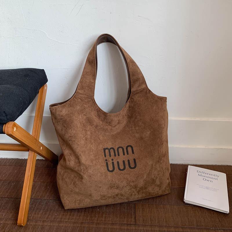 Suede bag women s large-capacity new autumn and winter versatile shoulder bag retro commuter tote bag коричневый
Suede bag women s large-capacity new autumn and winter versatile shoulder bag retro commuter tote bag коричневый