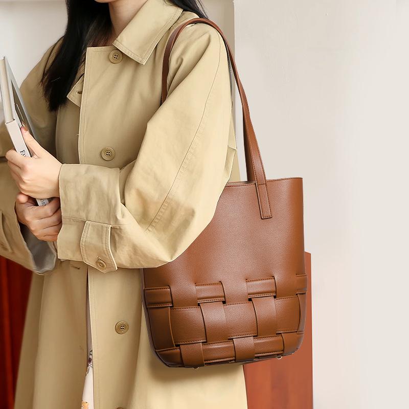 Niche Bucket Bag New High End Large Capacity Tote Bag Commuting Versatile One shoulder Underarm Bag
Niche Bucket Bag New High End Large Capacity Tote Bag Commuting Versatile One shoulder Underarm Bag