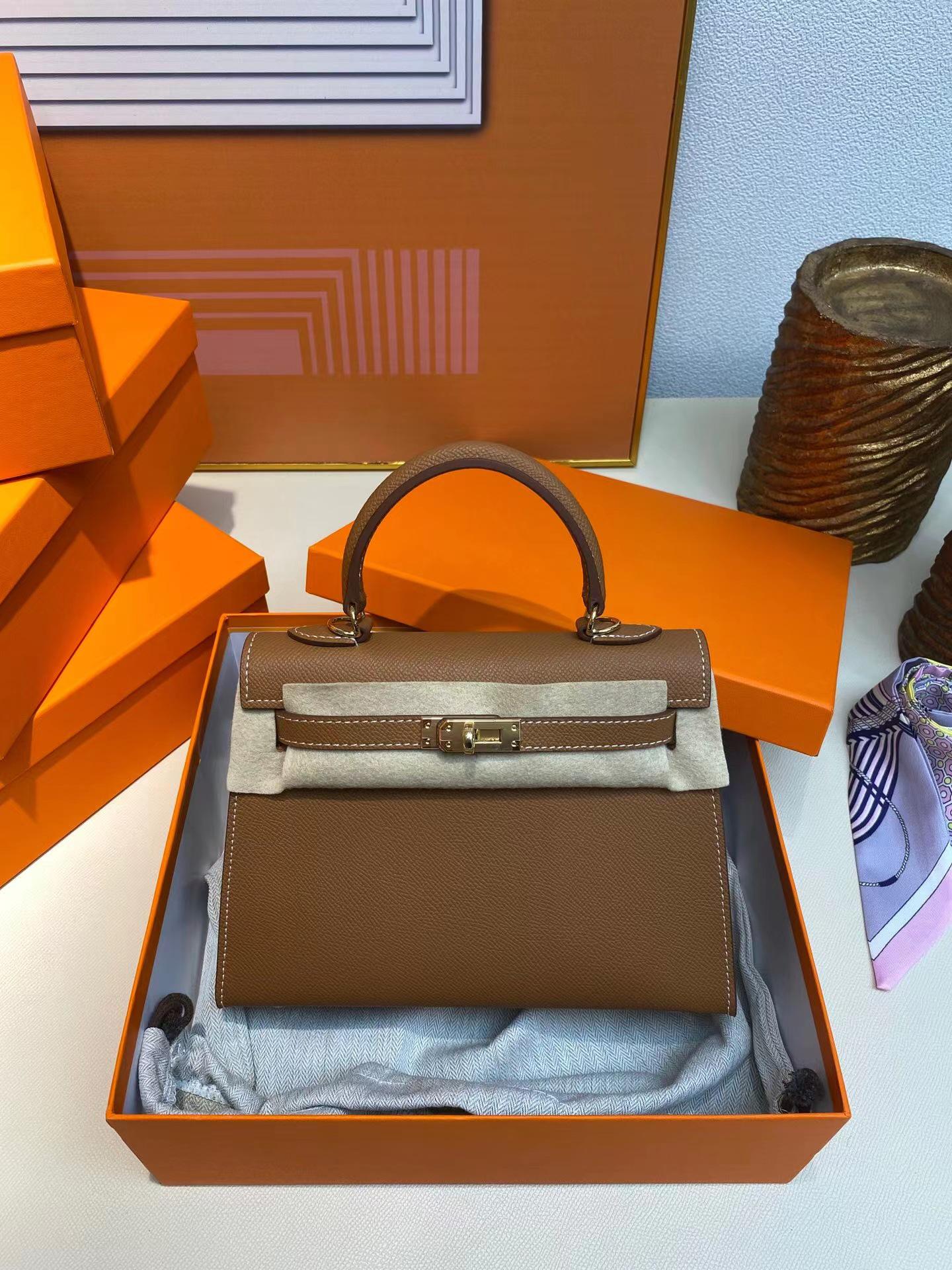 Сумка через плечо и почтальон второго поколения из кожи Epsom Mini для женщин 19cm
Сумка через плечо и почтальон второго поколения из кожи Epsom Mini для женщин 19cm