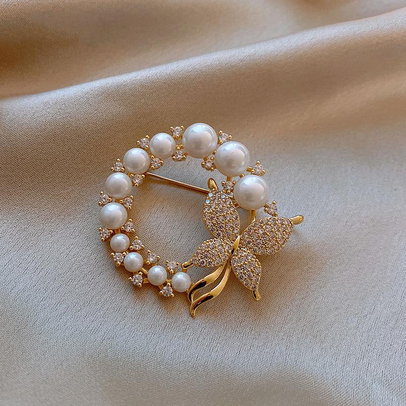 Pearl brooch high-end women s 2025 new anti-light pin fixed clothes design sense niche corsage accessories
Pearl brooch high-end women s 2025 new anti-light pin fixed clothes design sense niche corsage accessories