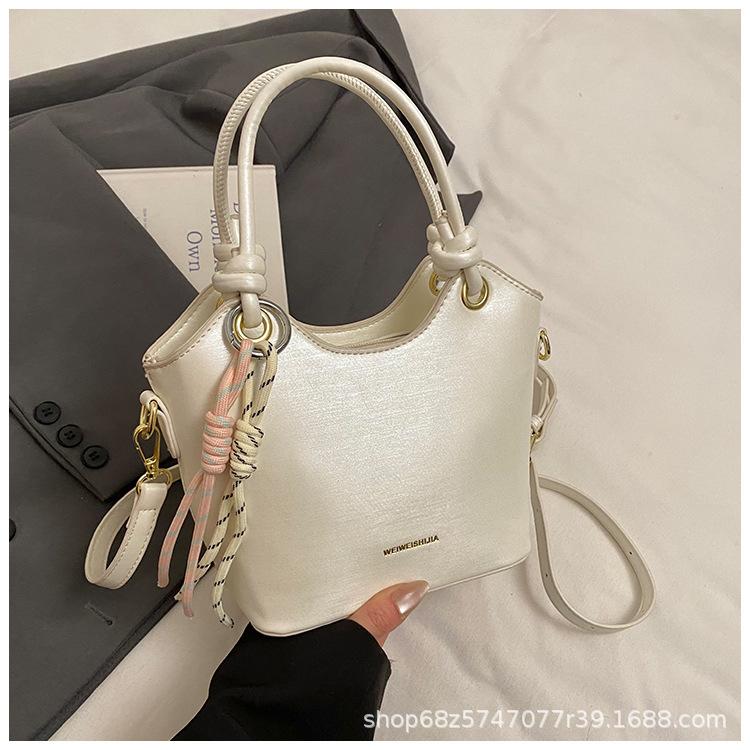 Premium sense hand bag women s 2025 new popular fashion casual shoulder bag super fire commuter bucket bag
Premium sense hand bag women s 2025 new popular fashion casual shoulder bag super fire commuter bucket bag