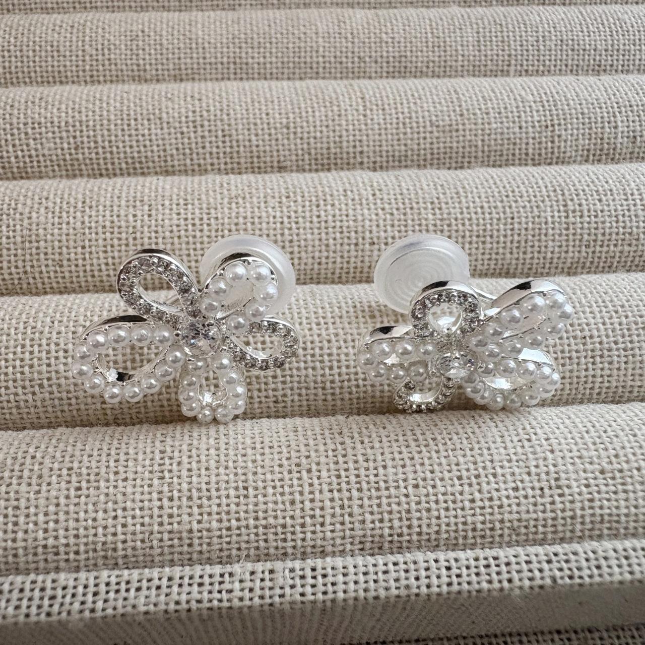 Japanese and Korean flower winter earrings, versatile camellia studs, popular jewelry earrings
Japanese and Korean flower winter earrings, versatile camellia studs, popular jewelry earrings