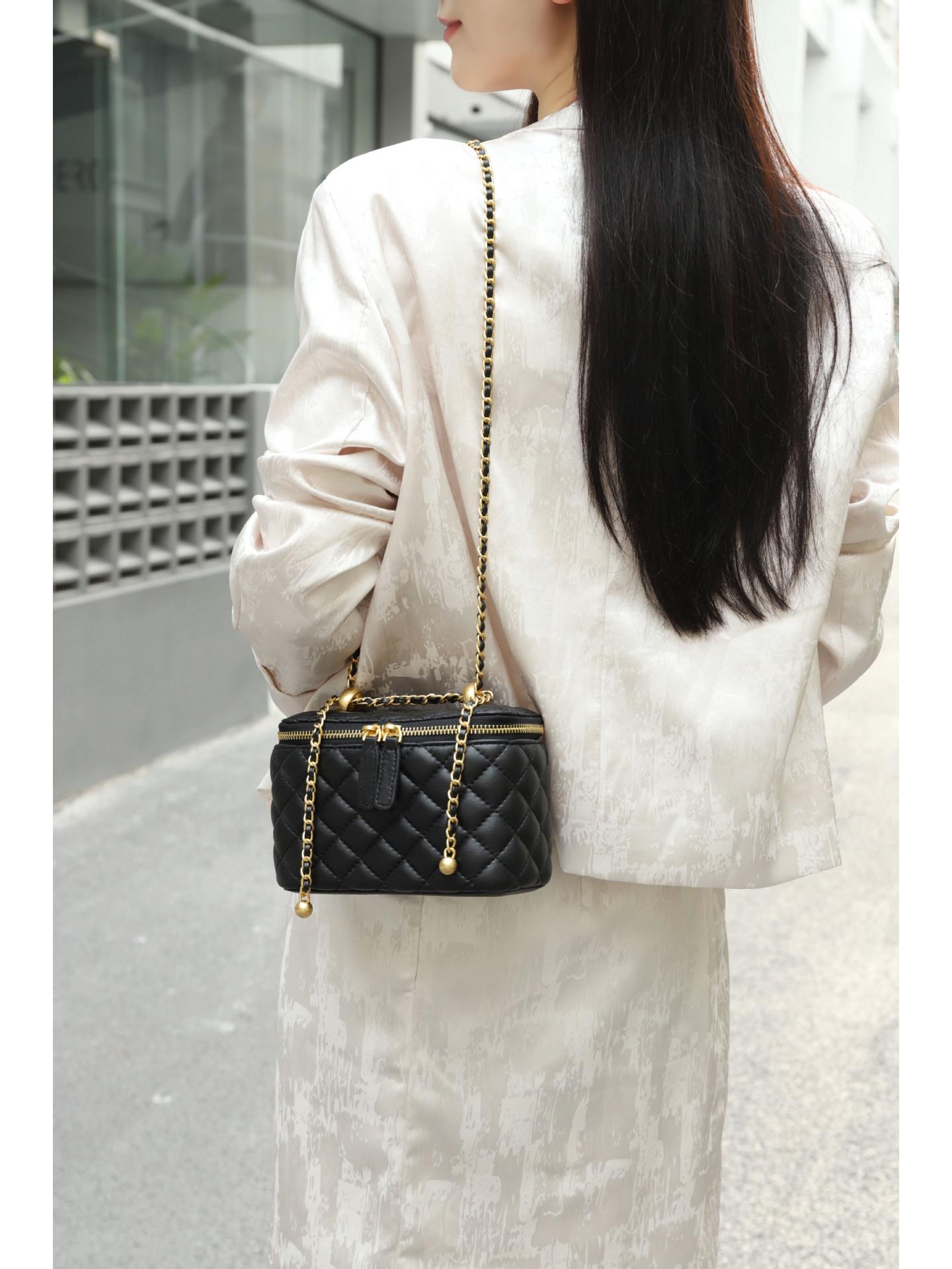 2025 Quilted Chain Box Bag: Mini High-End Genuine Cowhide Leather Women s Square Bag 18x10x12 cm
2025 Quilted Chain Box Bag: Mini High-End Genuine Cowhide Leather Women s Square Bag 18x10x12 cm