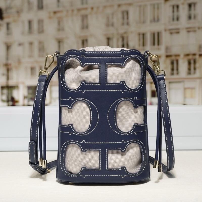 Hollow design trend daily versatile women s new bag double-layer drawstring women s shoulder messenger bag length 19cm, width 10.5cm, height 29cm
Hollow design trend daily versatile women s new bag double-layer drawstring women s shoulder messenger bag length 19cm, width 10.5cm, height 29cm