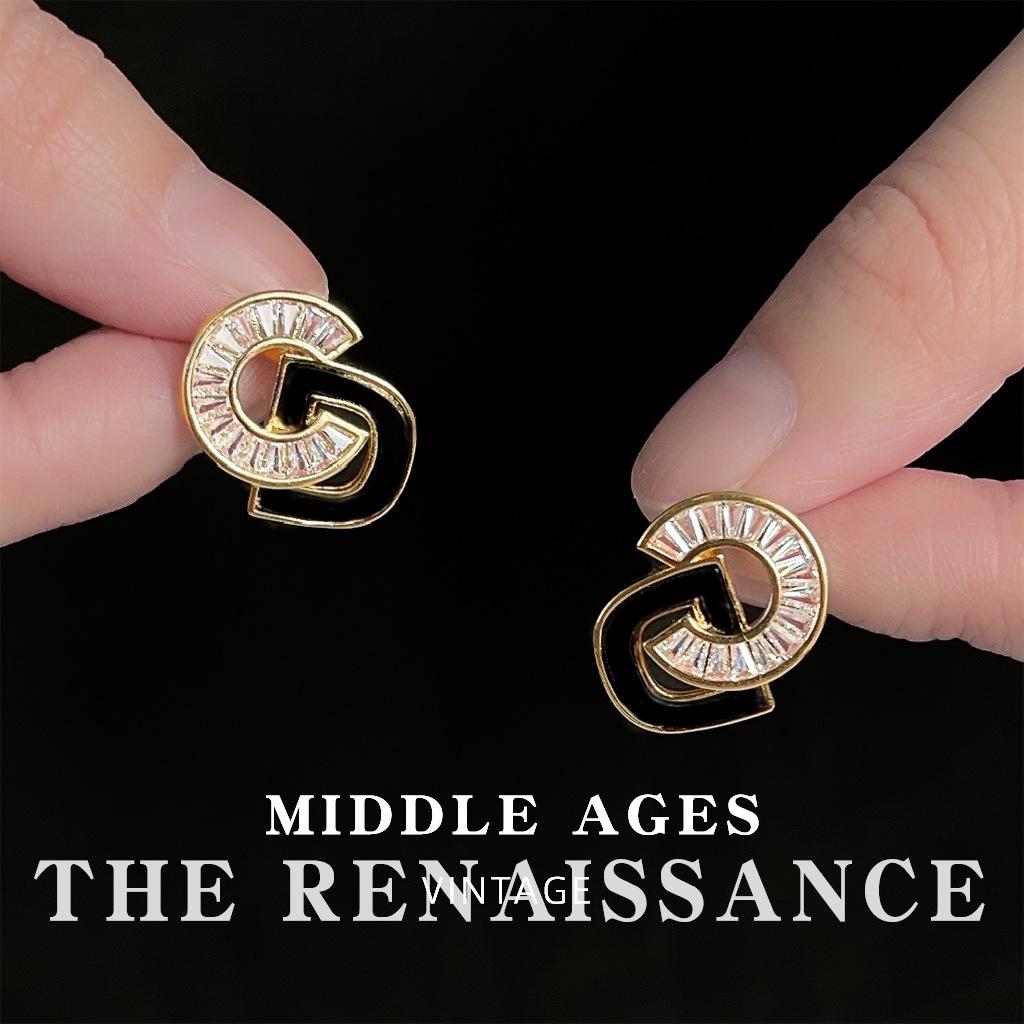 Medieval CD letter small fragrant wind drop glaze zircon stud earrings French retro light luxury commuter earrings
Medieval CD letter small fragrant wind drop glaze zircon stud earrings French retro light luxury commuter earrings