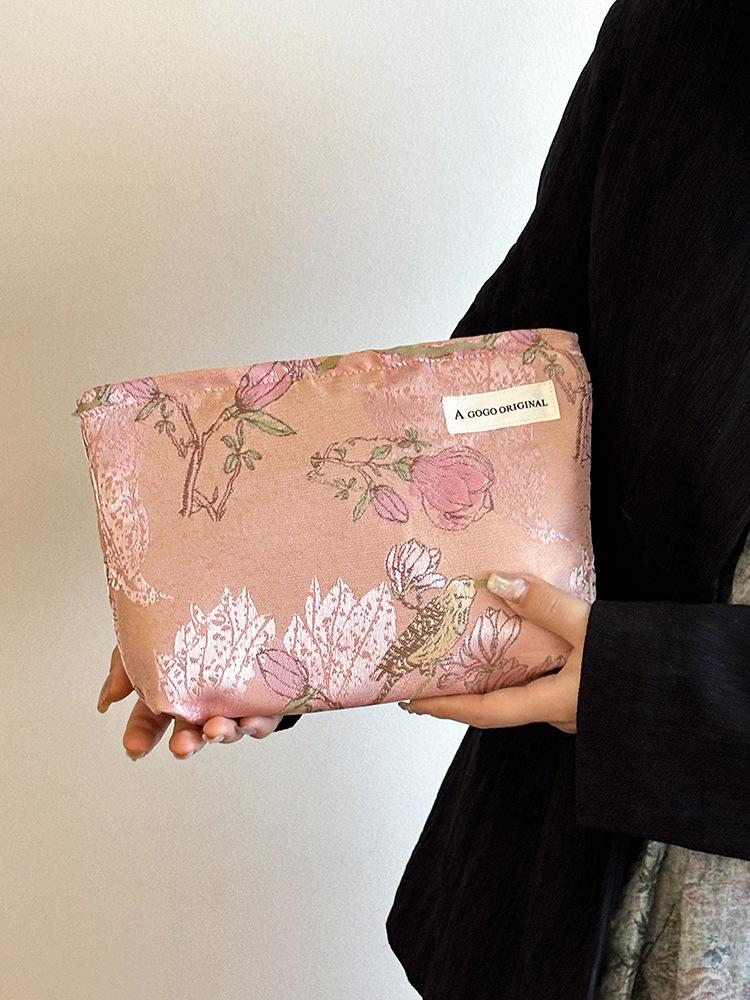 New Flower Printed Magpie Makeup Bag Women s Portable Skincare Cosmetics Organizer Women Clutch Bag Travel Wash Bag Inner Bags розовый
New Flower Printed Magpie Makeup Bag Women s Portable Skincare Cosmetics Organizer Women Clutch Bag Travel Wash Bag Inner Bags розовый