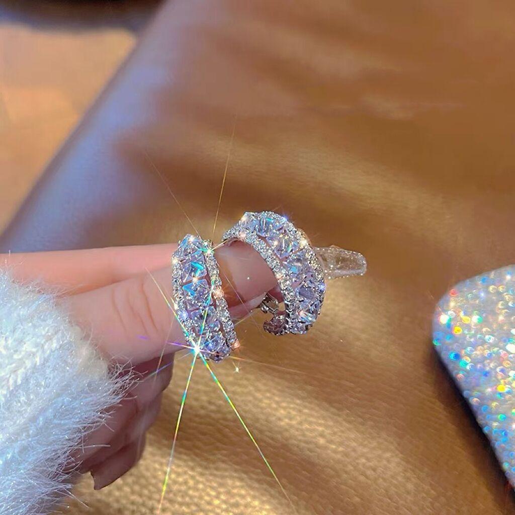 Luxury and exquisite zircon small earrings for women s years, new fashion temperament, high-end cold wind earrings, unique ear decoration
Luxury and exquisite zircon small earrings for women s years, new fashion temperament, high-end cold wind earrings, unique ear decoration