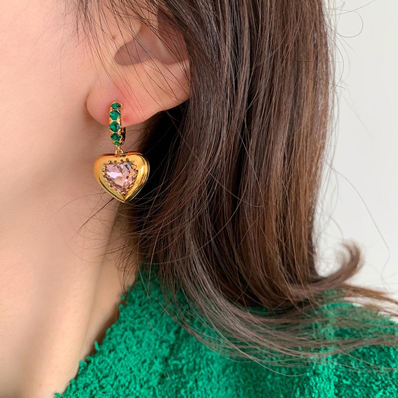 Fashion retro love ear buckle French light luxury high-end earrings vintage medium antique earrings
Fashion retro love ear buckle French light luxury high-end earrings vintage medium antique earrings