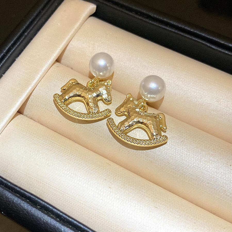 Natal Year Silver Needle Pearl Pony Pendant Earrings New Simple and Fashion Earrings Light Luxury High-end Earrings
Natal Year Silver Needle Pearl Pony Pendant Earrings New Simple and Fashion Earrings Light Luxury High-end Earrings