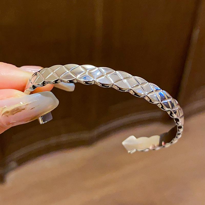 Zircon Inlaid Pleated Crossover Open Bangle - Retro Simple Jewelry Bracelet
Zircon Inlaid Pleated Crossover Open Bangle - Retro Simple Jewelry Bracelet