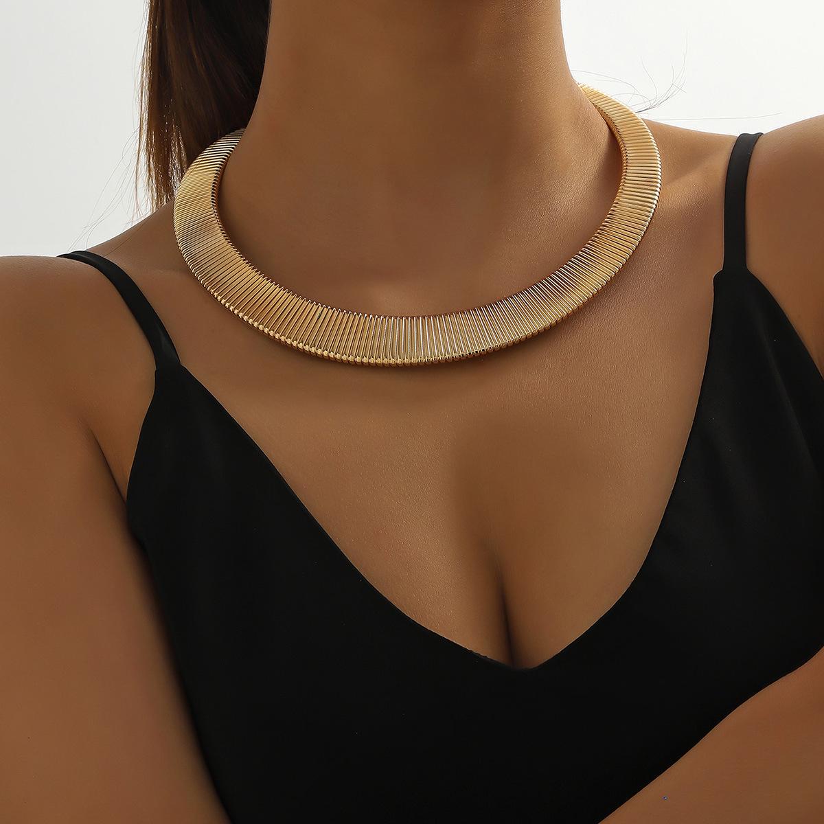 Luxurious European & American Metal Choker: Bold, Stylish, & Elegant Women s Collar Diameter 44cm
Luxurious European & American Metal Choker: Bold, Stylish, & Elegant Women s Collar Diameter 44cm