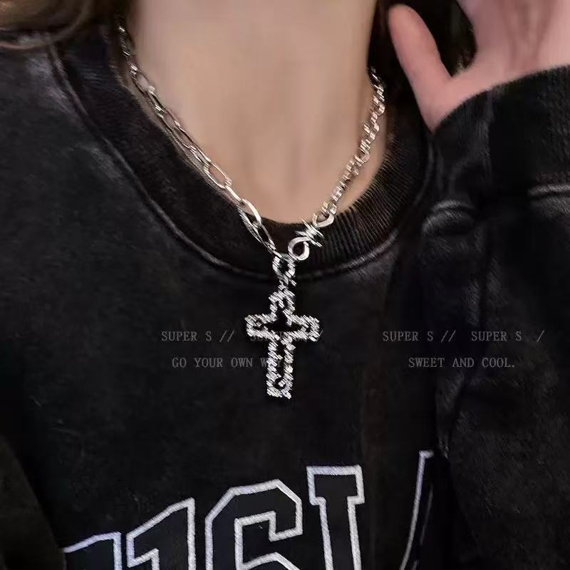 Simple long triangular sweater chain women s light luxury tide niche design high-end autumn and winter accessories sweater chain
Simple long triangular sweater chain women s light luxury tide niche design high-end autumn and winter accessories sweater chain