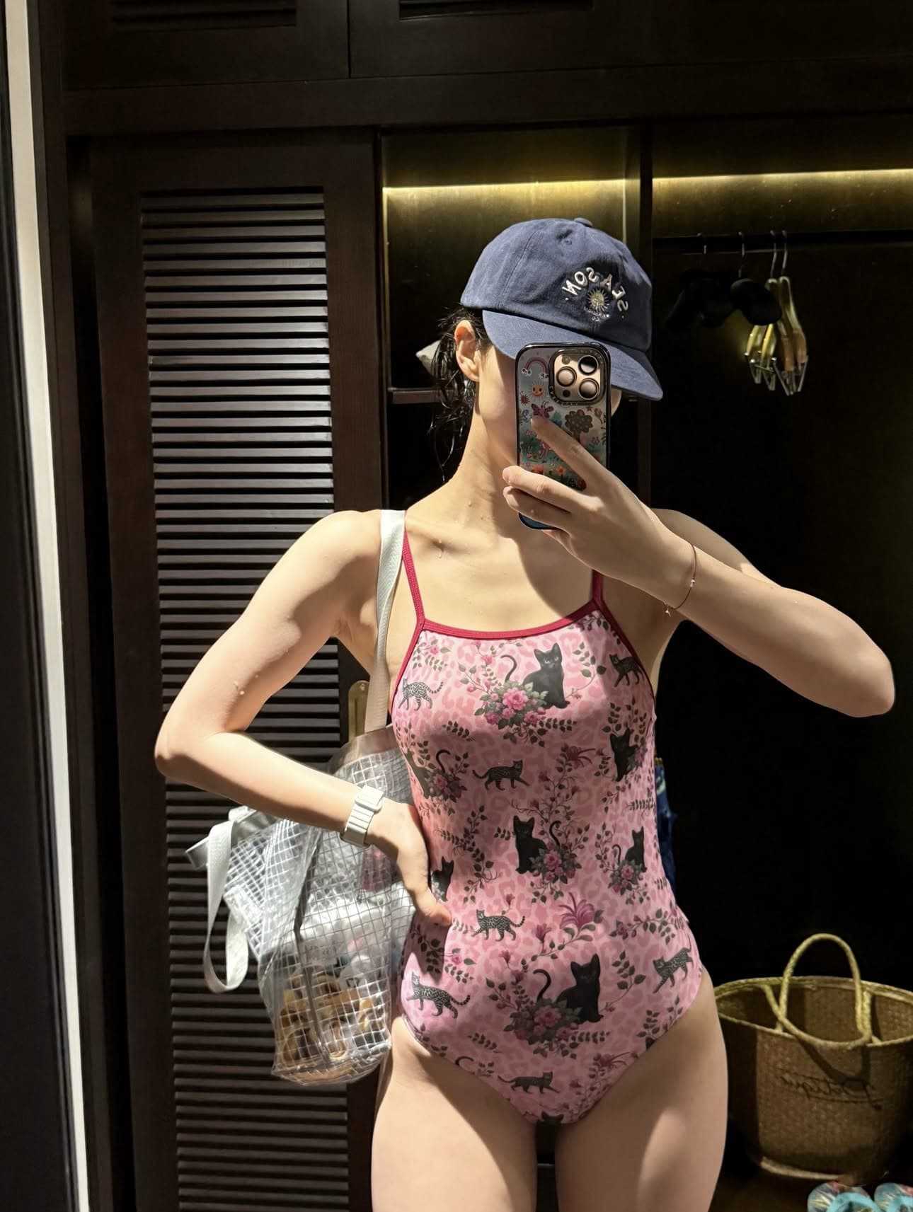 Swimsuit sexy cat suspender one-piece triangular small chest thin conservative belly cover sweet cute hot spring M
Swimsuit sexy cat suspender one-piece triangular small chest thin conservative belly cover sweet cute hot spring M