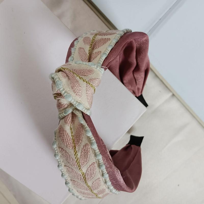 Bohemian Embroidered Headband Ethnic Floral Wide Band For Women Elegant Hair Accessory With Simple Design A10
Bohemian Embroidered Headband Ethnic Floral Wide Band For Women Elegant Hair Accessory With Simple Design A10