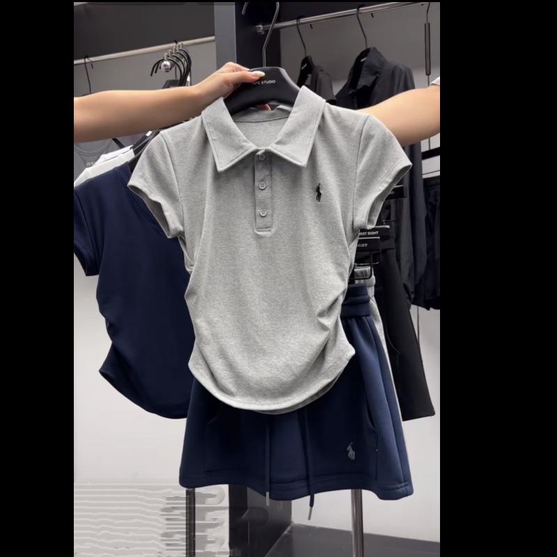 Женский комплект из двух частей: Контрастная рубашка поло с вышивкой пони и повседневная юбка на резинке M (80-100 lbs)
Женский комплект из двух частей: Контрастная рубашка поло с вышивкой пони и повседневная юбка на резинке M (80-100 lbs)