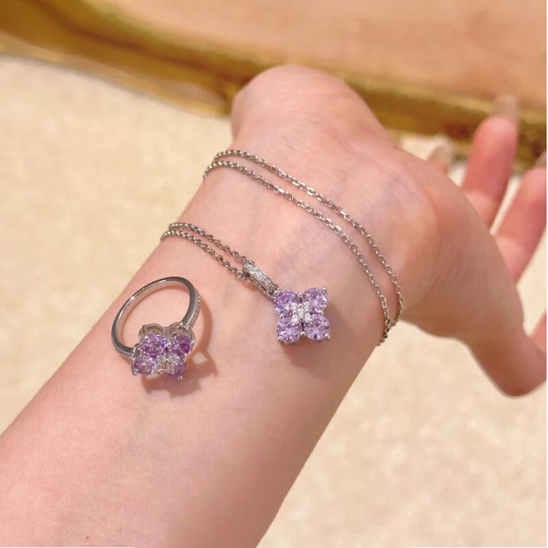 Zircon Lucky Grass Flower Pendant Necklace Women s Simple High-end Sweet Design Clavicle Chain Light Luxury Fashion Jewelry
Zircon Lucky Grass Flower Pendant Necklace Women s Simple High-end Sweet Design Clavicle Chain Light Luxury Fashion Jewelry
