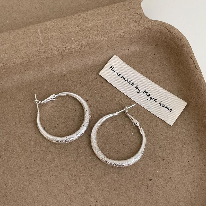 Нишевые высококачественные матовые круглые серьги женские легкие роскошные индивидуальные модные изысканные универсальные серьги
Нишевые высококачественные матовые круглые серьги женские легкие роскошные индивидуальные модные изысканные универсальные серьги