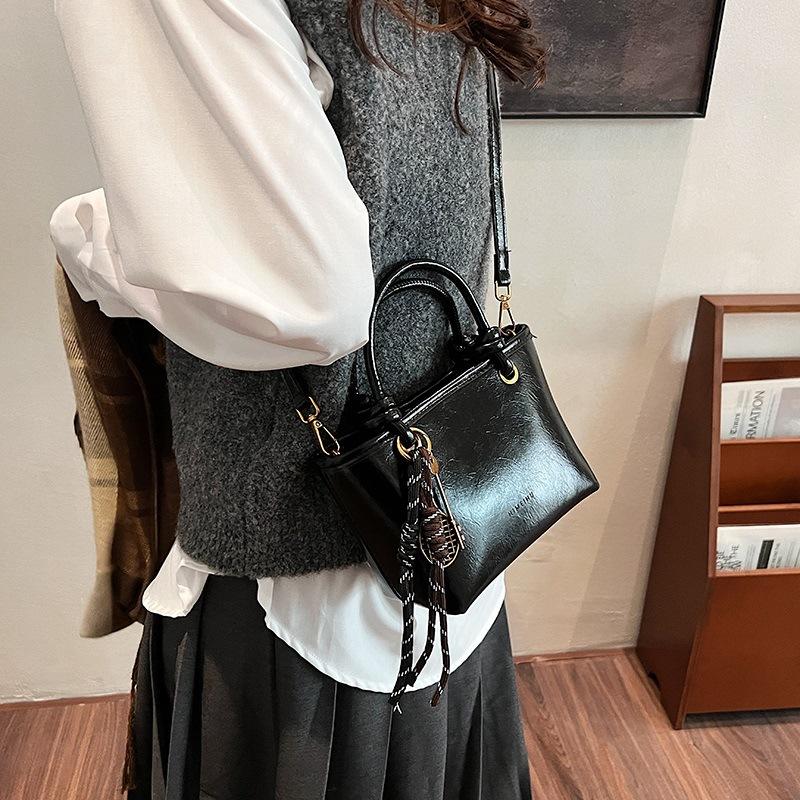 Simple and fashionable handbag 2025 winter new retro texture bucket bag solid color shoulder messenger bag no pendant чорний
Simple and fashionable handbag 2025 winter new retro texture bucket bag solid color shoulder messenger bag no pendant чорний