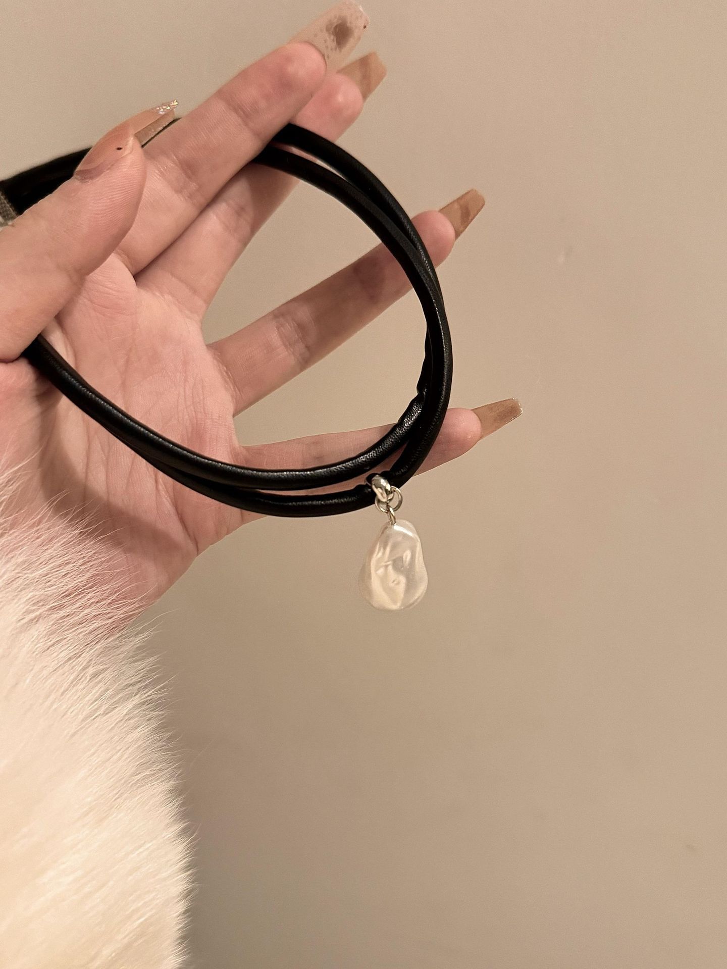 ins black leather rope special-shaped pearl pendant collarbone chain, French retro light luxury high-end fashion necklace
ins black leather rope special-shaped pearl pendant collarbone chain, French retro light luxury high-end fashion necklace