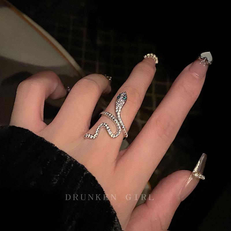 New Snake Design Sense Couple Night Glow Ring Women Men Simple Exaggeration Fashion Adjustable Star Couple Daily Rings Jewelry resizable срібний
New Snake Design Sense Couple Night Glow Ring Women Men Simple Exaggeration Fashion Adjustable Star Couple Daily Rings Jewelry resizable срібний