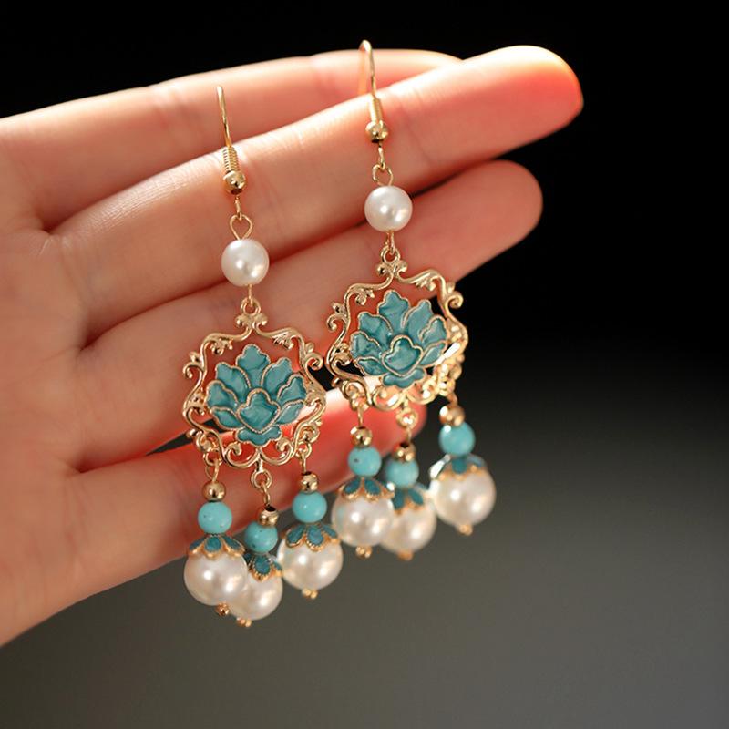 New Chinese style oil drop lotus tassel pearl ear hook Hanfu cheongsam accessories travel photography earrings exquisite high-end earrings
New Chinese style oil drop lotus tassel pearl ear hook Hanfu cheongsam accessories travel photography earrings exquisite high-end earrings