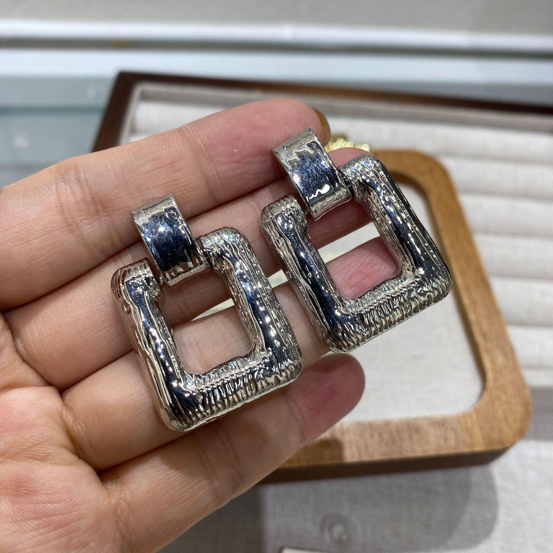 Simple And Stylish Geometric Square Earrings Hong Kong Style Light Luxury Texture Gold Earrings Niche Design Earrings Women
Simple And Stylish Geometric Square Earrings Hong Kong Style Light Luxury Texture Gold Earrings Niche Design Earrings Women