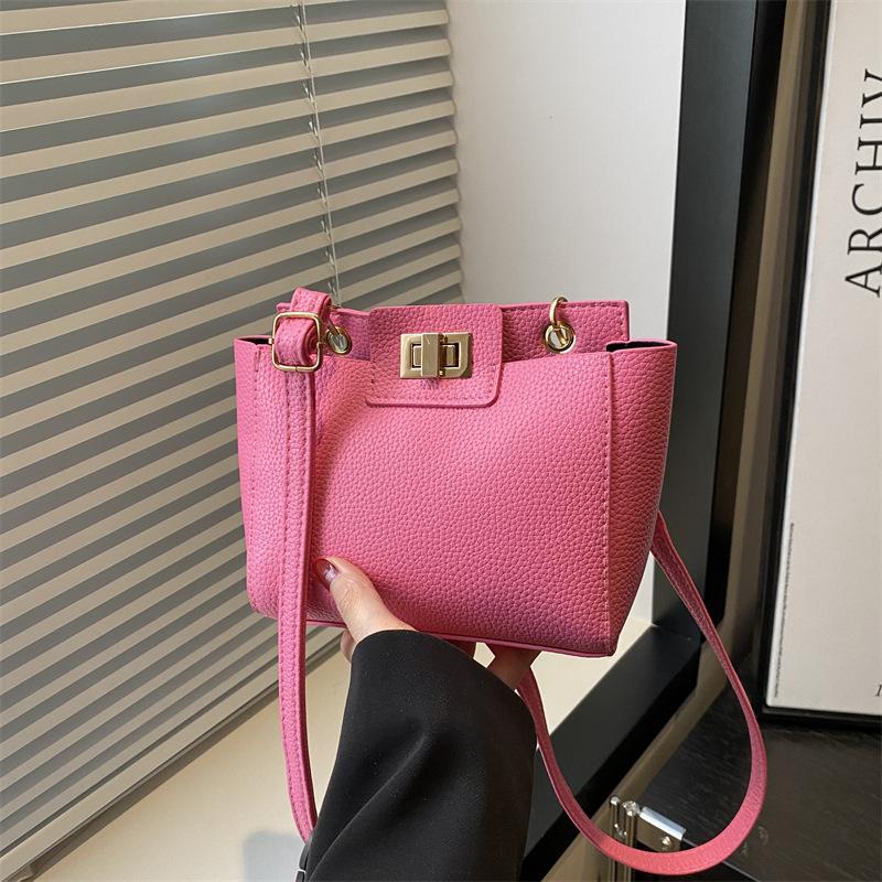 Spring and summer new high-end design sense versatile solid color daily commute shoulder messenger bag retro
Spring and summer new high-end design sense versatile solid color daily commute shoulder messenger bag retro