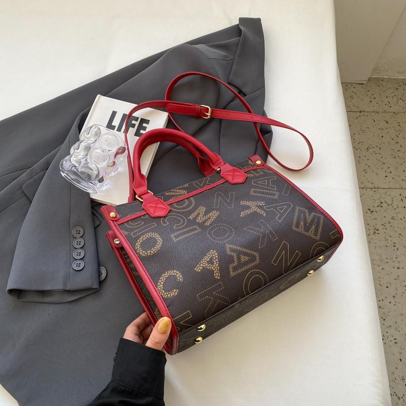 Elegant Pu Leather Tote Bag 2023 Fashionable Letter Print Square Handbag With Stitching Details Spacious Design вина червоного кольору
Elegant Pu Leather Tote Bag 2023 Fashionable Letter Print Square Handbag With Stitching Details Spacious Design вина червоного кольору