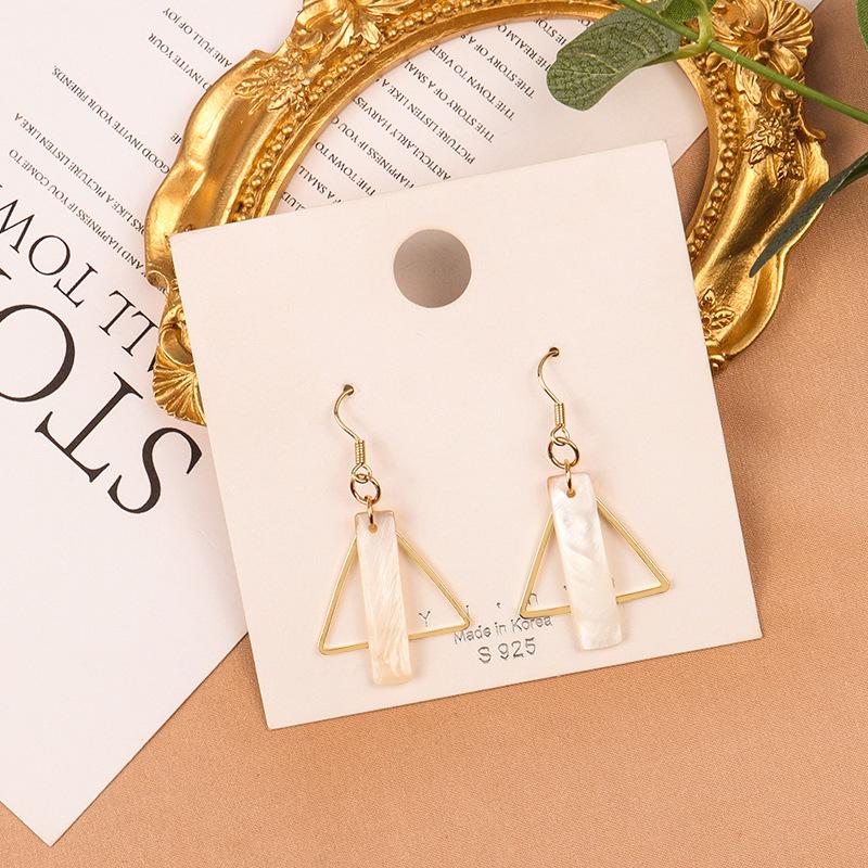 Белые серьги-пусеты треугольной формы из ракушки - корейский и японский стиль B532.
Белые серьги-пусеты треугольной формы из ракушки - корейский и японский стиль B532.