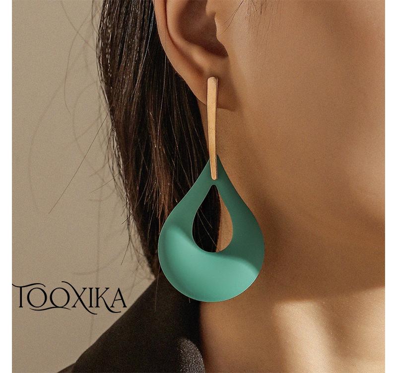 Three-dimensional Fashion Personality Hollow Exaggerated Water Drop Geometry Metal Paint Petal Earrings For Women
Three-dimensional Fashion Personality Hollow Exaggerated Water Drop Geometry Metal Paint Petal Earrings For Women
