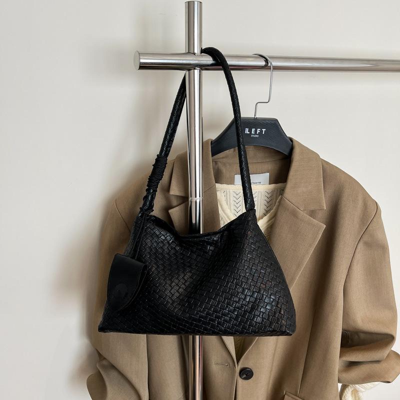 Повседневная нишевая корейская версия, чувство дизайна инс, сумка подмышку, женская, для通勤, чувство дизайна, однотонная, чувство продвинутости, темпераментная наплечная сумка чёрный
Повседневная нишевая корейская версия, чувство дизайна инс, сумка подмышку, женская, для通勤, чувство дизайна, однотонная, чувство продвинутости, темпераментная наплечная сумка чёрный