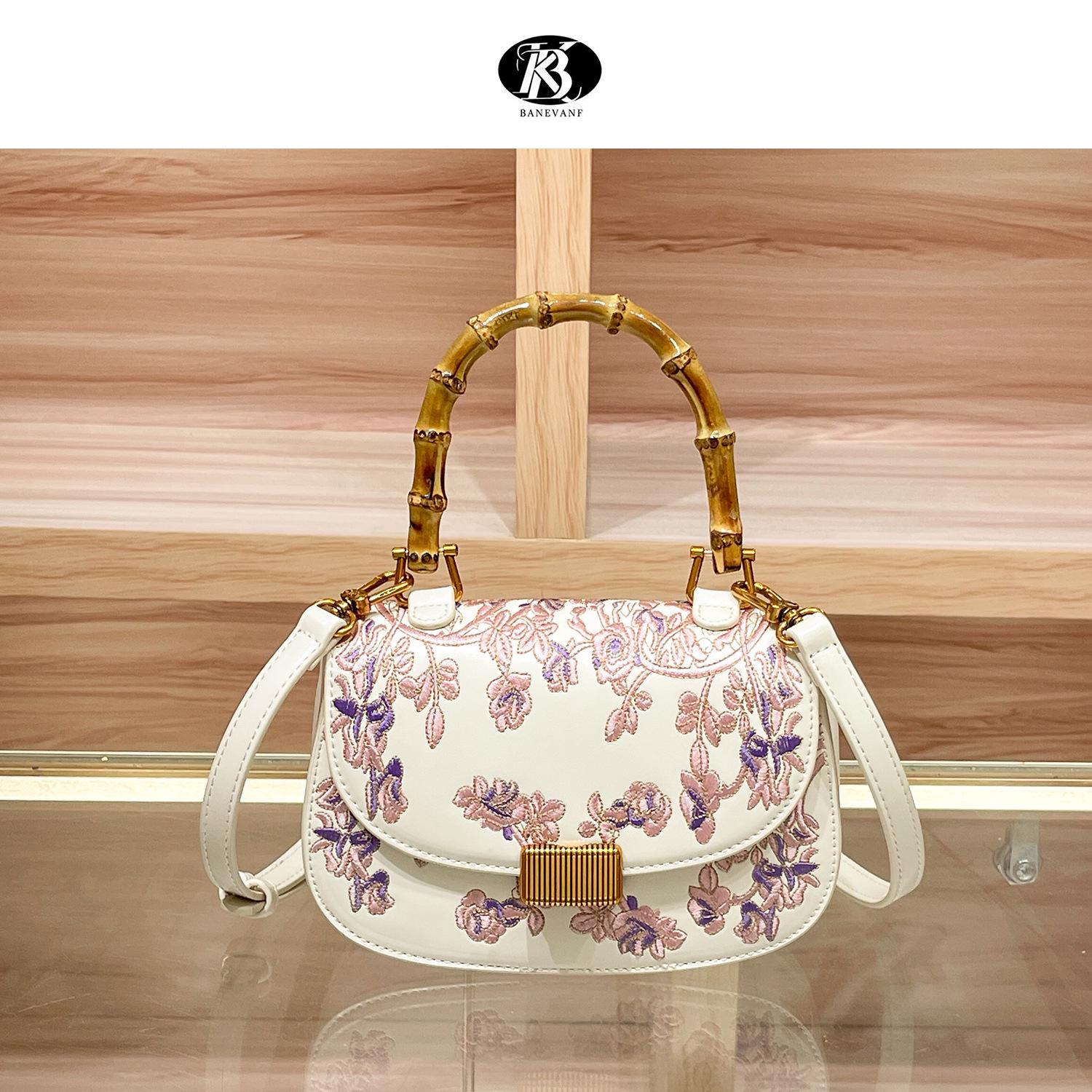 Вышитая бамбуковая сумка Ballet House 2024 - Новый роскошный китайский стиль 21CM*7.5CM*13CM грязно-белый
Вышитая бамбуковая сумка Ballet House 2024 - Новый роскошный китайский стиль 21CM*7.5CM*13CM грязно-белый