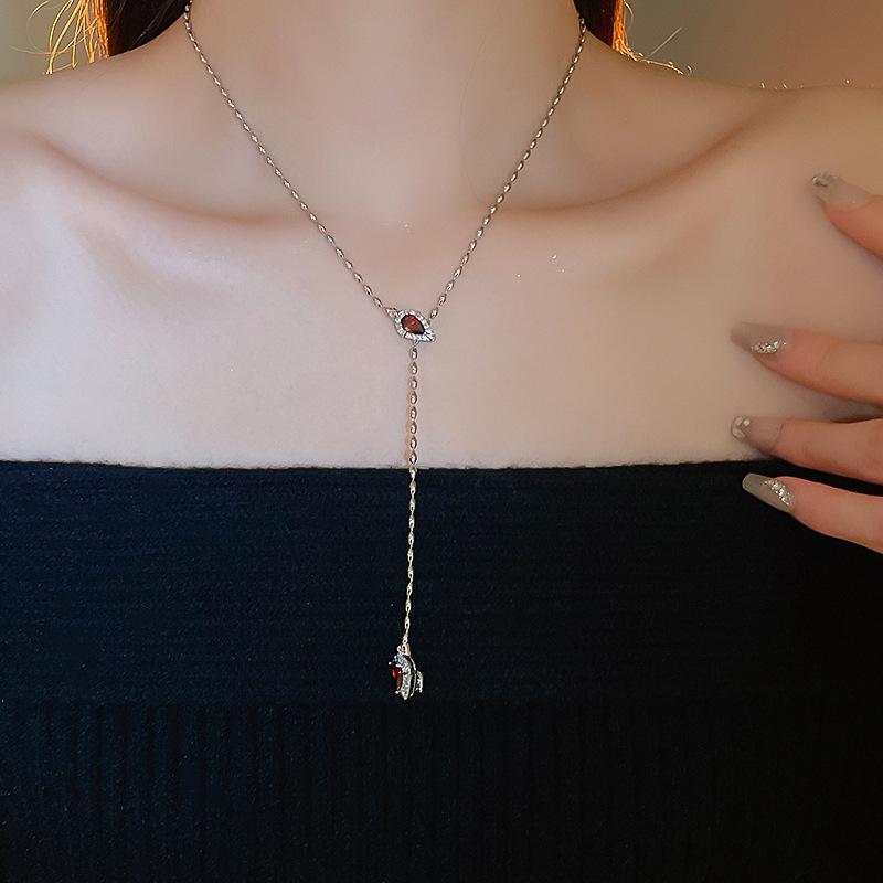Simple zircon snake pendant necklace accessories high sense fashion temperament collarbone chain versatile item
Simple zircon snake pendant necklace accessories high sense fashion temperament collarbone chain versatile item