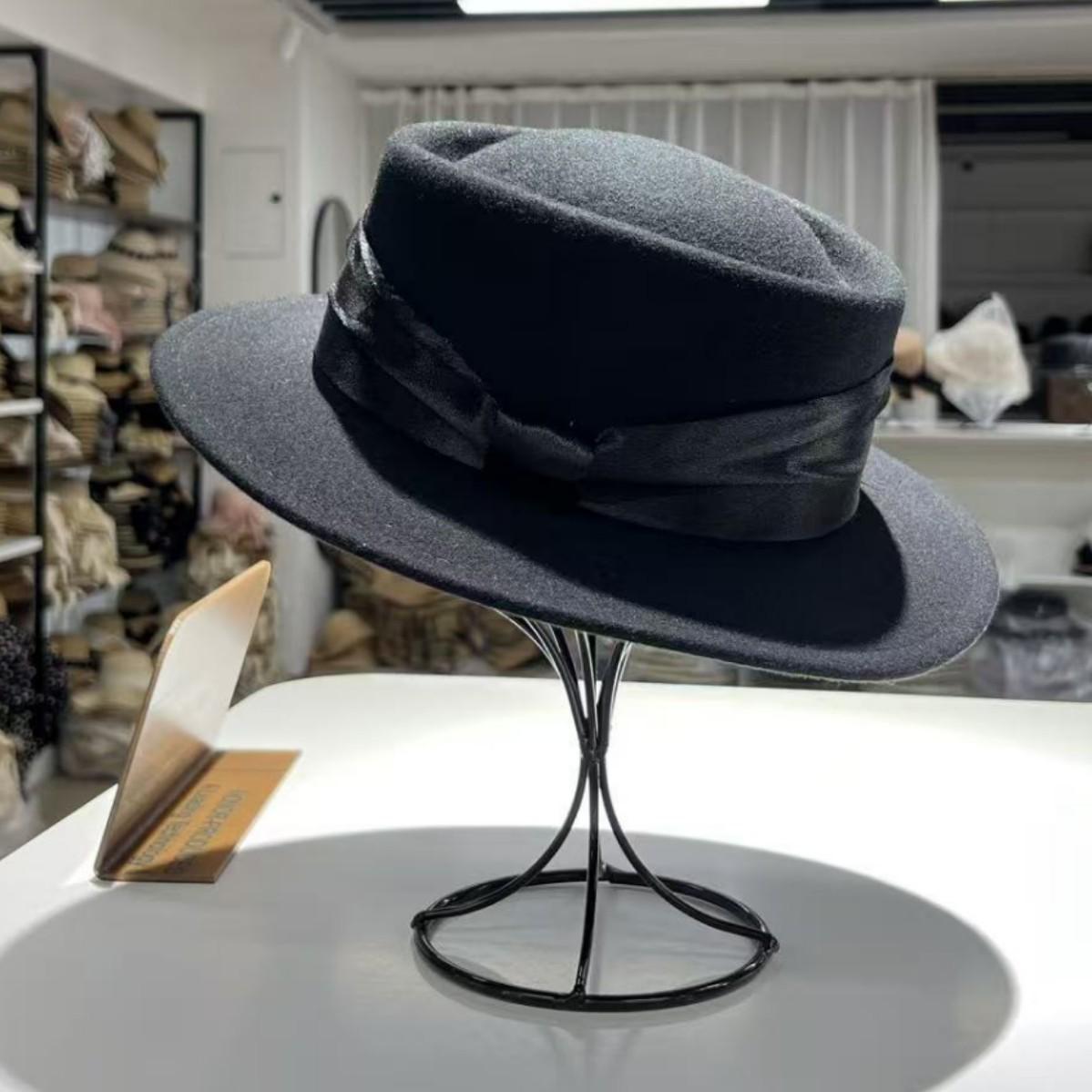High-quality flesh-colored wool top hat women s autumn and winter high-end satin bow buckle concave top British jazz hat versatile M(55-58cm) чорний
High-quality flesh-colored wool top hat women s autumn and winter high-end satin bow buckle concave top British jazz hat versatile M(55-58cm) чорний