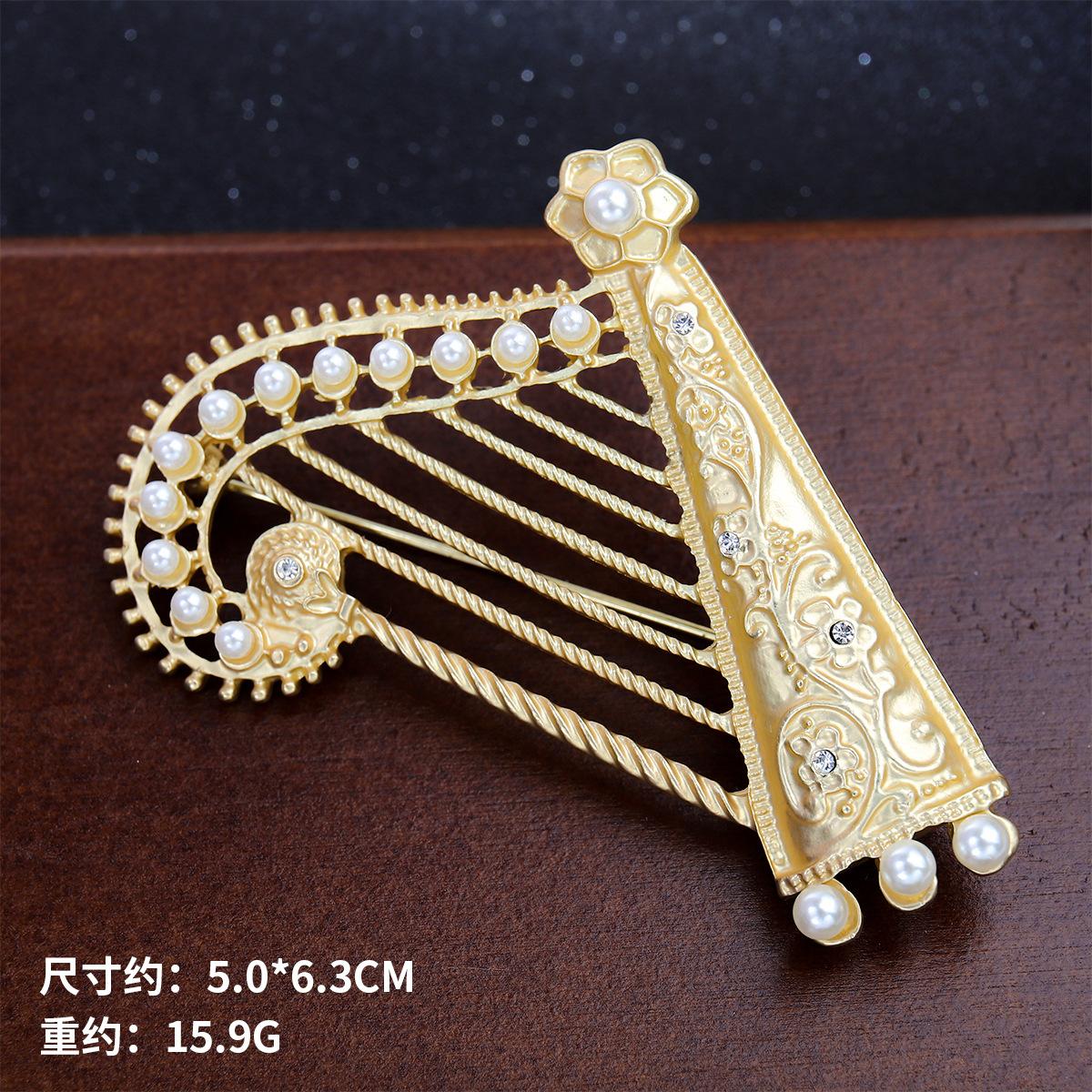 Инкрустированная бриллиантами жемчужина полузолотая трехмерная брошь в виде арфы, полый музыкальный инструмент из сплава, французская брошь в виде ниши, аксессуары для одежды
Инкрустированная бриллиантами жемчужина полузолотая трехмерная брошь в виде арфы, полый музыкальный инструмент из сплава, французская брошь в виде ниши, аксессуары для одежды