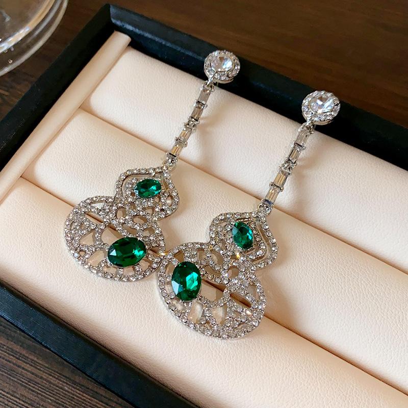 Silver needle inlaid diamond gourd hollow earrings new Chinese style long earrings light luxury personality temperament earrings women
Silver needle inlaid diamond gourd hollow earrings new Chinese style long earrings light luxury personality temperament earrings women