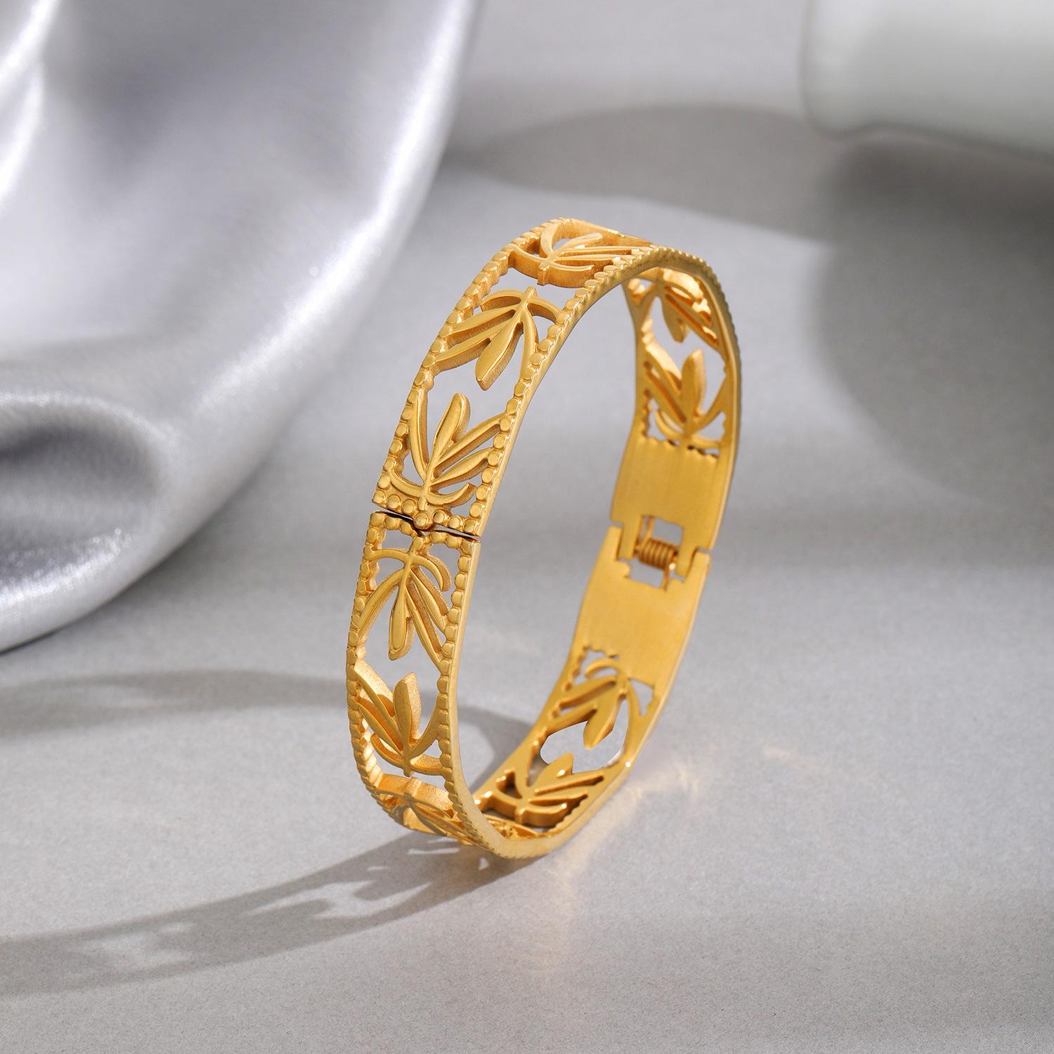 Индивидуальный профессиональный дизайн, нержавеющая сталь 18K гальваническое покрытие настоящее золото европейский и американский браслет с полым дизайном в виде листьев женские ювелирные изделия 304 stainless steel золотой
Индивидуальный профессиональный дизайн, нержавеющая сталь 18K гальваническое покрытие настоящее золото европейский и американский браслет с полым дизайном в виде листьев женские ювелирные изделия 304 stainless steel золотой