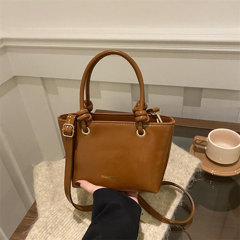Solid color bag 2025 spring new women s bag trendy fashion versatile design creative messenger rope knot portable women s bag білий
Solid color bag 2025 spring new women s bag trendy fashion versatile design creative messenger rope knot portable women s bag білий