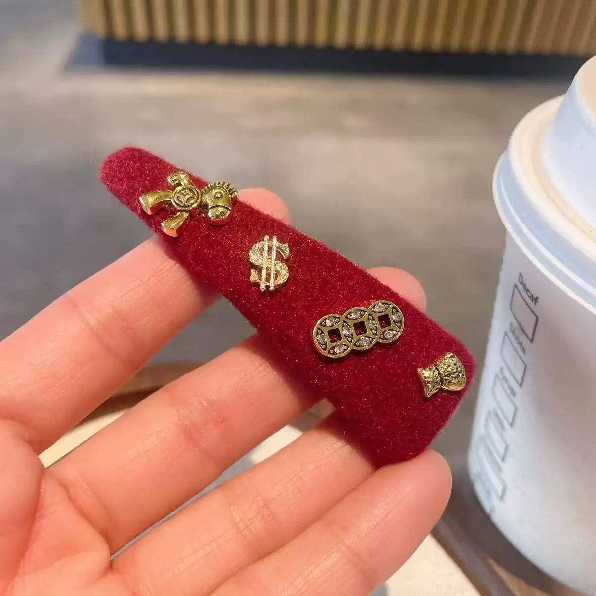 2026 Red Plush Hair Clip: High-End Horse Year Forehead Bangs Accessory
2026 Red Plush Hair Clip: High-End Horse Year Forehead Bangs Accessory