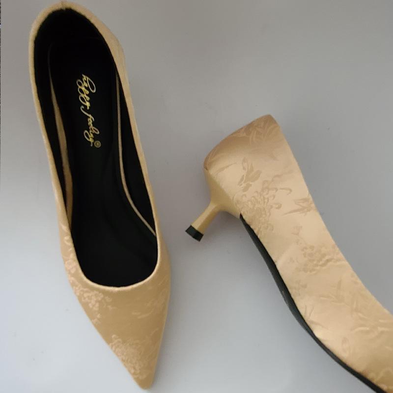 Silk temperament celebrity black single shoes women s shoes new spring, autumn and winter pointed thin heels high heels 40 абрикосовый
Silk temperament celebrity black single shoes women s shoes new spring, autumn and winter pointed thin heels high heels 40 абрикосовый