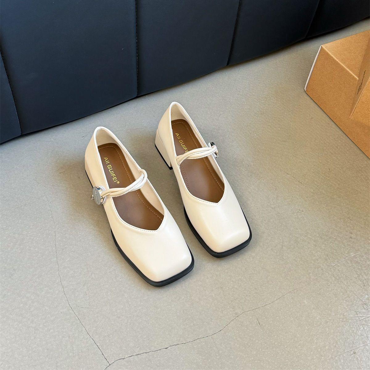 Retro square head thick heel Mary Jane shoes girl 2025 spring and autumn new fairy wind gentle middle heel single shoes white 40 белый
Retro square head thick heel Mary Jane shoes girl 2025 spring and autumn new fairy wind gentle middle heel single shoes white 40 белый