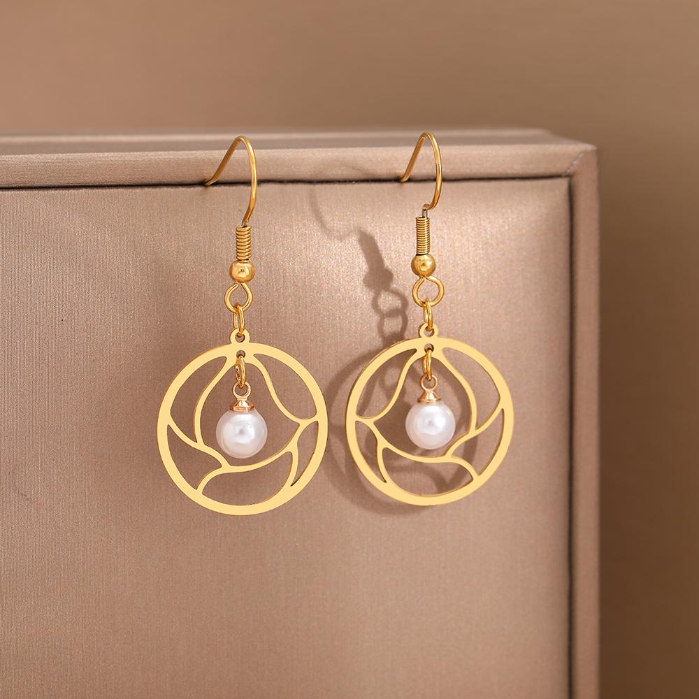 Серьги из нержавеющей стали, благородные круглые винтажные подвески с искусственным жемчугом, богато украшенные корейские модные висячие серьги для женщин, ювелирные изделия
Серьги из нержавеющей стали, благородные круглые винтажные подвески с искусственным жемчугом, богато украшенные корейские модные висячие серьги для женщин, ювелирные изделия