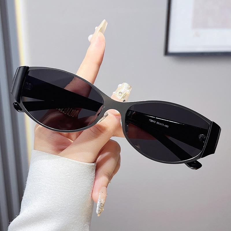 New glasses with green film inside, high-grade UV protection, versatile street style, European and American polarized sunglasses Ordinary lens чёрный
New glasses with green film inside, high-grade UV protection, versatile street style, European and American polarized sunglasses Ordinary lens чёрный