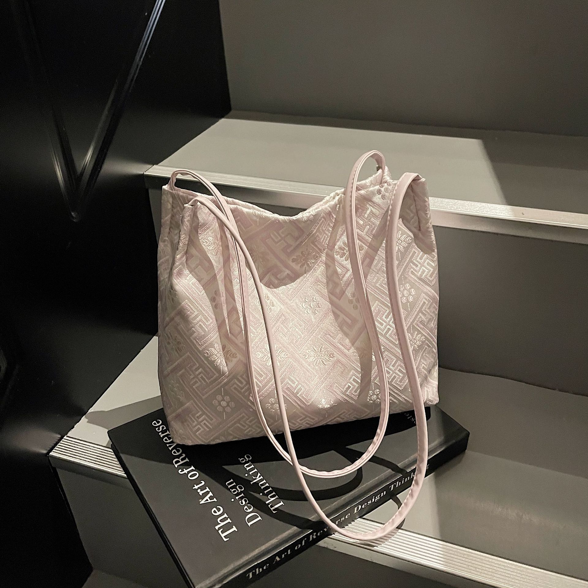 2025 new light luxury Chinese style Markham pattern shoulder bag temperament fashion leisure beauty elegant commuter women s bag рожевий
2025 new light luxury Chinese style Markham pattern shoulder bag temperament fashion leisure beauty elegant commuter women s bag рожевий