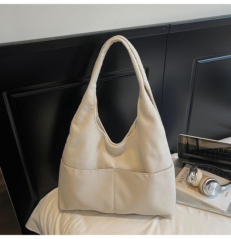 Модная ретро бархатная женская сумка 2025 новая трендовая сумка-тоут большой вместимости, на плечо, сумка-мессенджер, женская сумка для поездок
Модная ретро бархатная женская сумка 2025 новая трендовая сумка-тоут большой вместимости, на плечо, сумка-мессенджер, женская сумка для поездок